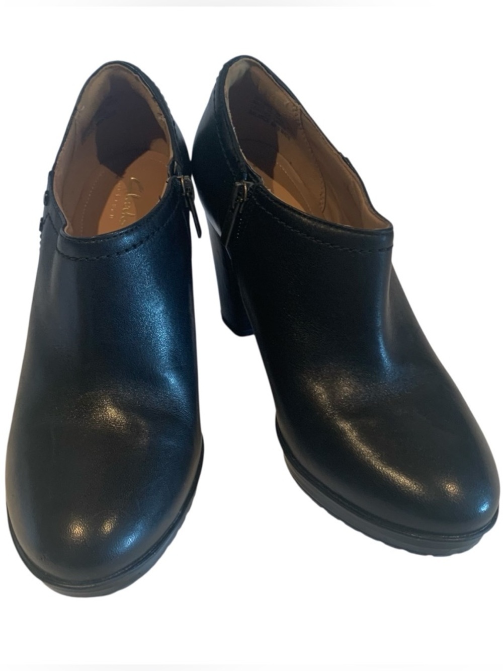 Clarks Artisan Short Boots 
Shoeties Classic Black Leather Booties H3.25” 8M